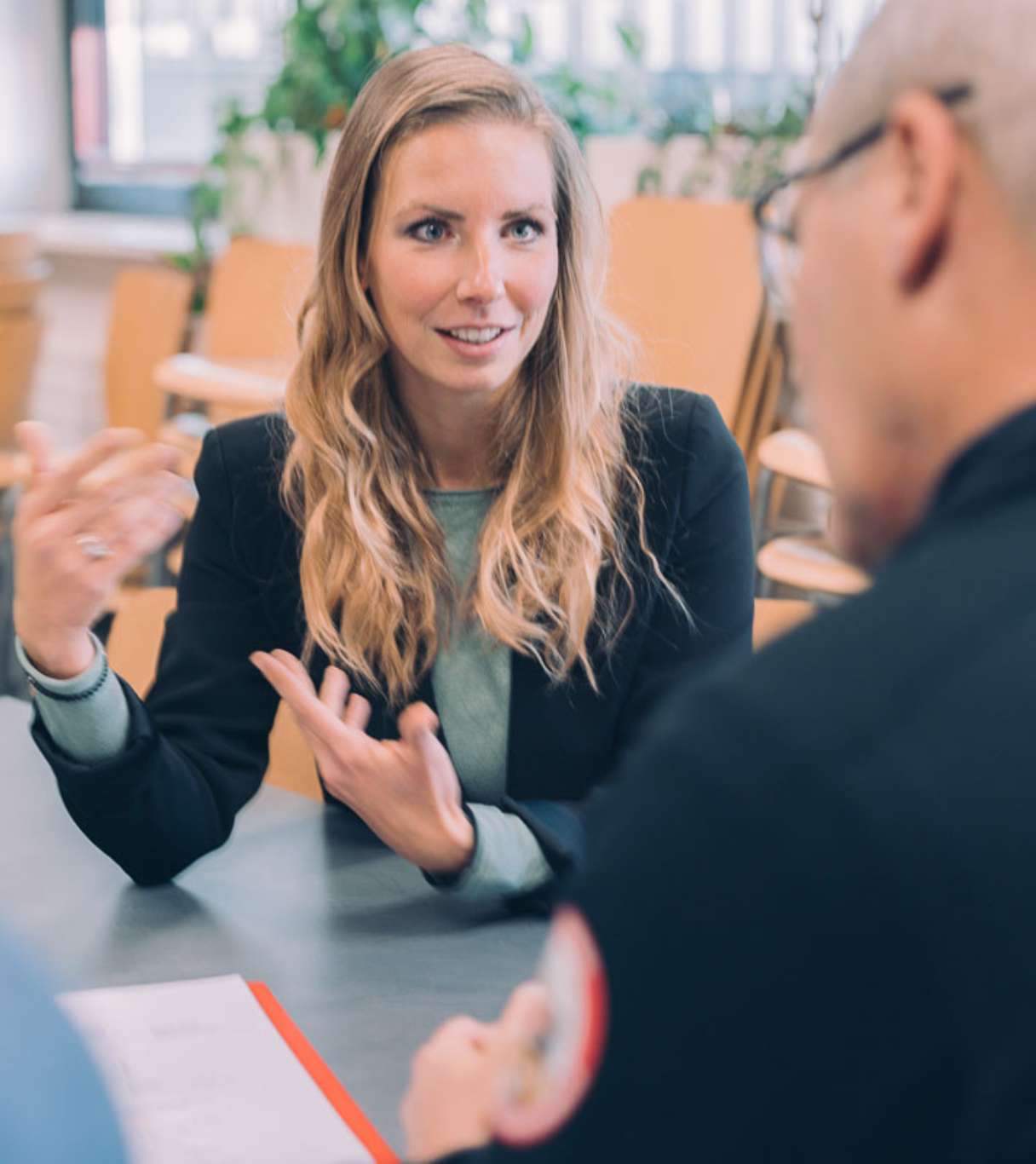 Echange professionnel entre collègues au cours d'une intervention en entreprise